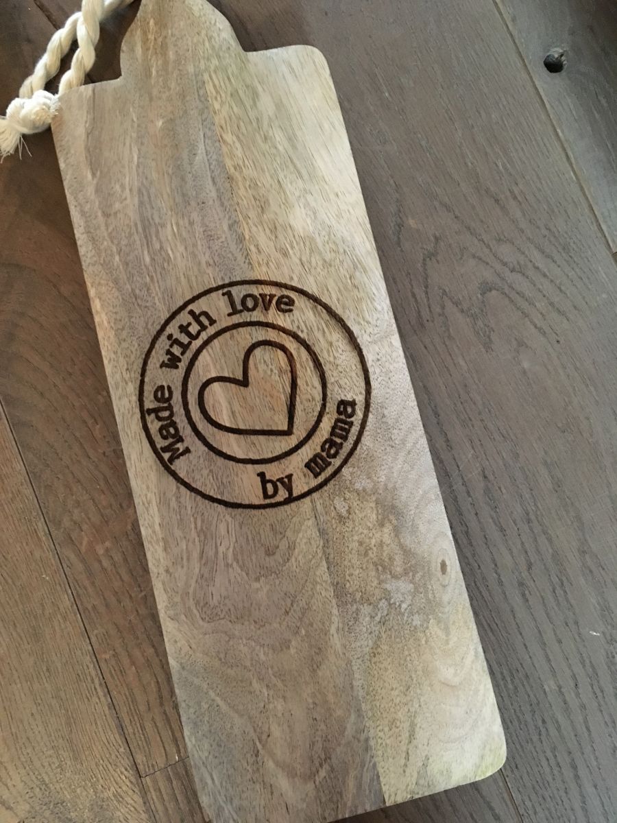 Logo graveren houten kaasplank