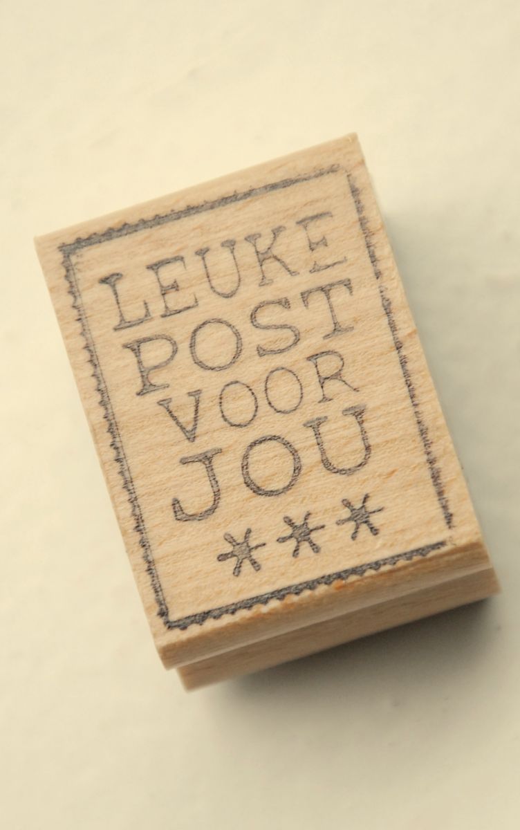 Stempel gemonteerd op een houten blokje