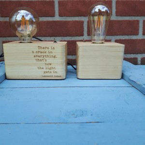 Lamp op houten voet graveren